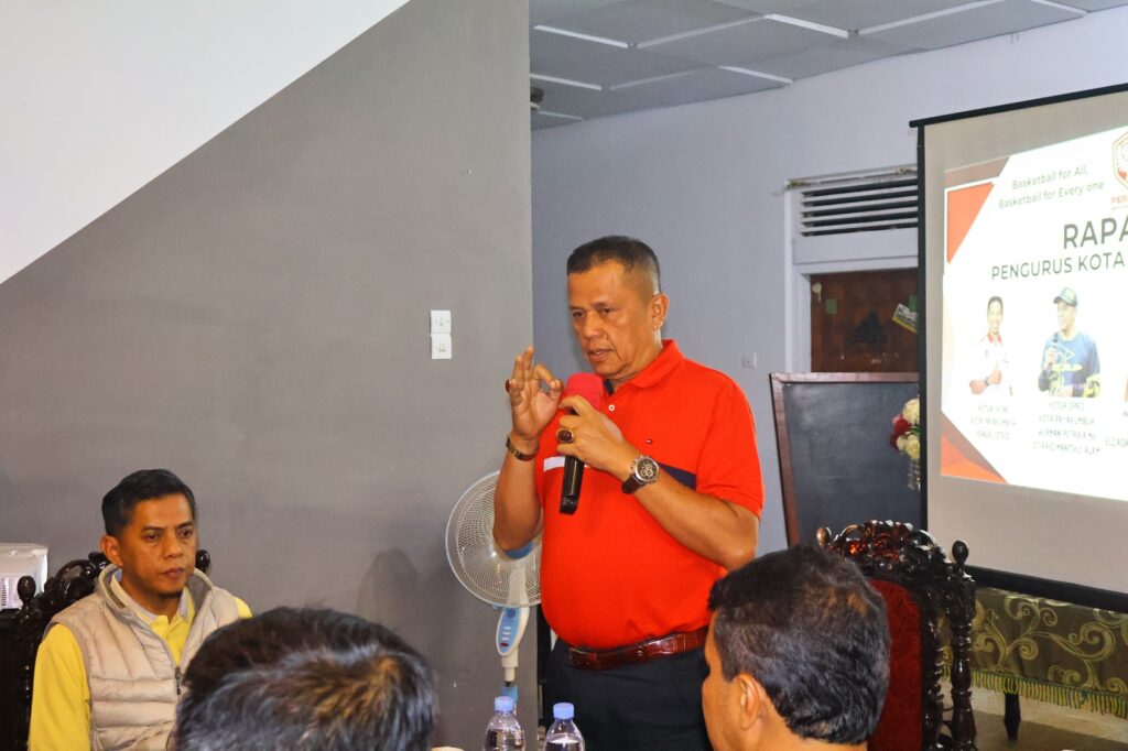 Wakil Wali Kota Payakumbuh Elzadaswarman berbicara di depan peserta dalam acara pelantikan pengurus Perbasi Kota Payakumbuh periode 2025–2029.