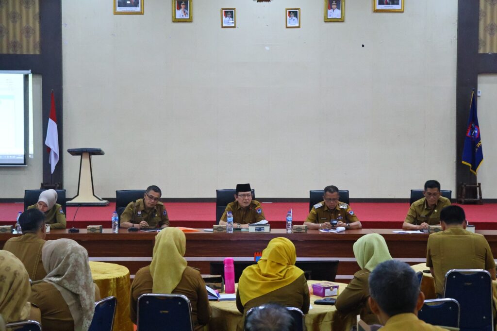 Wali Kota Payakumbuh Zulmaeta memimpin rapat evaluasi program 100 hari kerja bersama jajaran OPD di Aula Ngalau Balai Kota Payakumbuh.