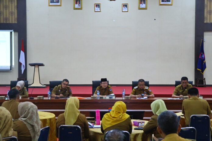 Wali Kota Payakumbuh Zulmaeta memimpin rapat evaluasi program 100 hari kerja bersama jajaran OPD di Aula Ngalau Balai Kota Payakumbuh.