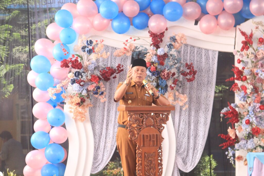 Wakil Wali Kota Payakumbuh memberikan sambutan di podium acara wisuda tahfidz SD IT IPHI