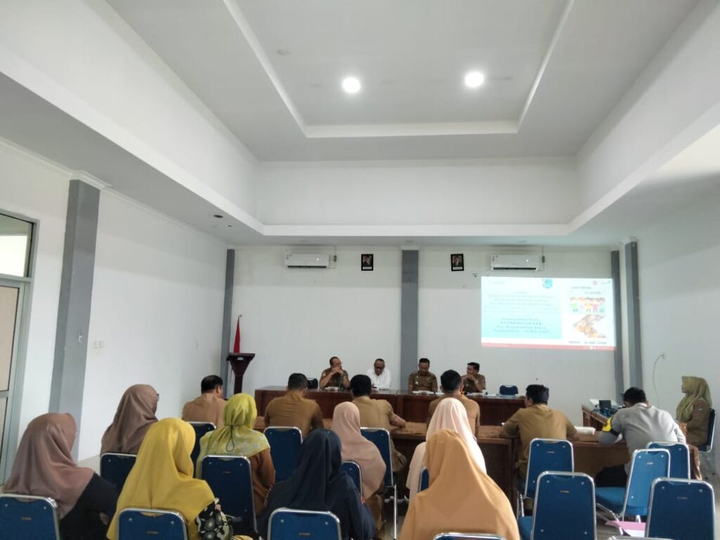 Peserta Lokakarya Mini percepatan penurunan stunting di Aula Kantor Camat Payakumbuh Utara sedang mengikuti paparan dari narasumber.