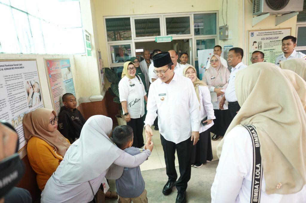 Wali Kota Payakumbuh Zulmaeta menyapa dan berjabat tangan dengan anak pasien saat kunjungan ke Klinik Kebidanan RSUD Adnaan WD.