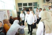 Wali Kota Payakumbuh Zulmaeta menyapa dan berjabat tangan dengan anak pasien saat kunjungan ke Klinik Kebidanan RSUD Adnaan WD.