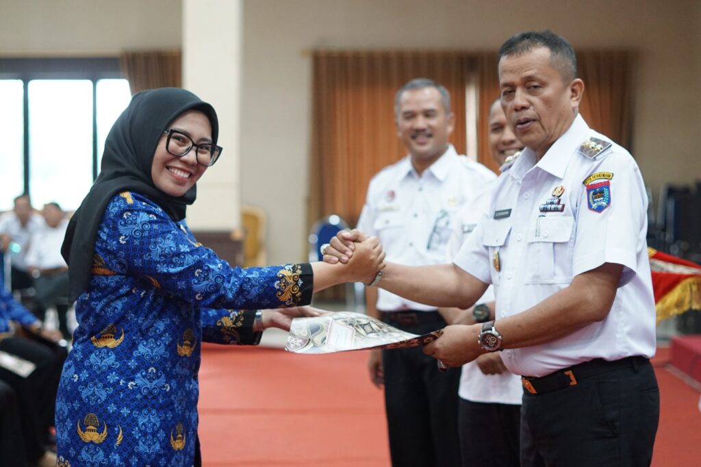 seorang CPNS berjabat tangan dengan wakil walikota dalam acara pelantikan CPNS di Payakumbuh.