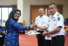seorang CPNS berjabat tangan dengan wakil walikota dalam acara pelantikan CPNS di Payakumbuh.