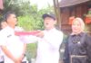 Wali Kota Payakumbuh Zulmaeta menyerahkan bibit tanaman kepada Kelompok Wanita Tani dalam rangka program ketahanan pangan.