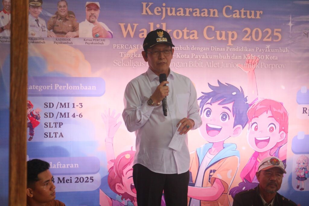 walikota memberikan sambutan pada acara Kejuaraan Catur Walikota Cup 2025,