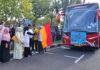 Sejumlah pejabat dan warga melepas keberangkatan rombongan jemaah haji Kota Payakumbuh menggunakan bus pariwisata berwarna merah, sambil melambaikan tangan dan mengibarkan bendera.