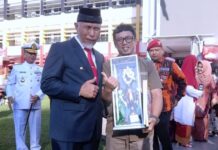 Gubernur Sumatera Barat berfoto bersama perwakilan Kota Payakumbuh yang memegang trofi Juara 1 Inovasi Teknologi Tepat Guna 2025.