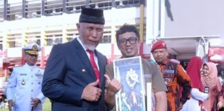 Gubernur Sumatera Barat berfoto bersama perwakilan Kota Payakumbuh yang memegang trofi Juara 1 Inovasi Teknologi Tepat Guna 2025.
