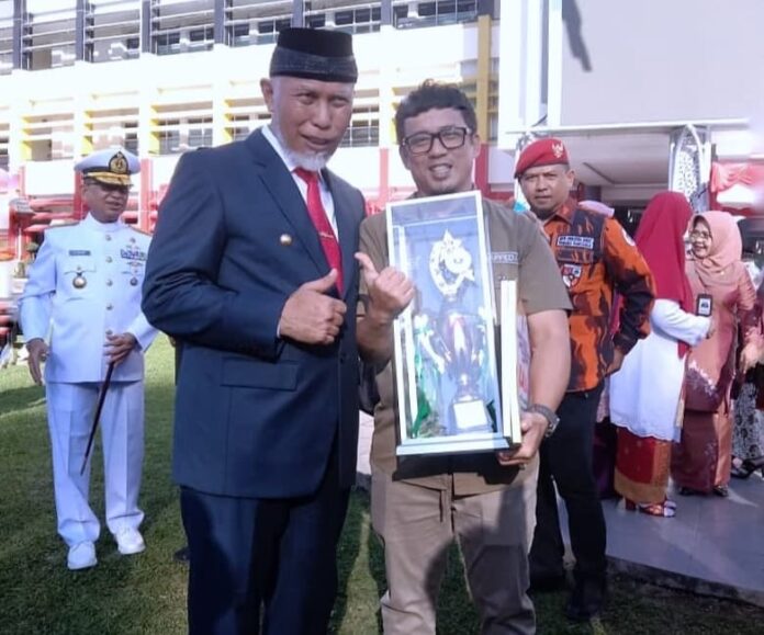 Gubernur Sumatera Barat berfoto bersama perwakilan Kota Payakumbuh yang memegang trofi Juara 1 Inovasi Teknologi Tepat Guna 2025.