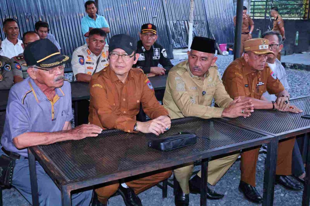 Wali Kota, Bupati, dan tokoh masyarakat berdiskusi dalam Musyawarah Badunsanak di Tanjuang Anau.