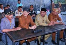 Wali Kota, Bupati, dan tokoh masyarakat berdiskusi dalam Musyawarah Badunsanak di Tanjuang Anau.
