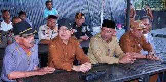 Wali Kota, Bupati, dan tokoh masyarakat berdiskusi dalam Musyawarah Badunsanak di Tanjuang Anau.