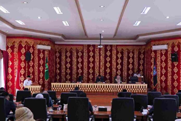 Wali Kota Payakumbuh Zulmaeta menyampaikan nota penjelasan Ranperda dalam rapat paripurna DPRD Kota Payakumbuh.