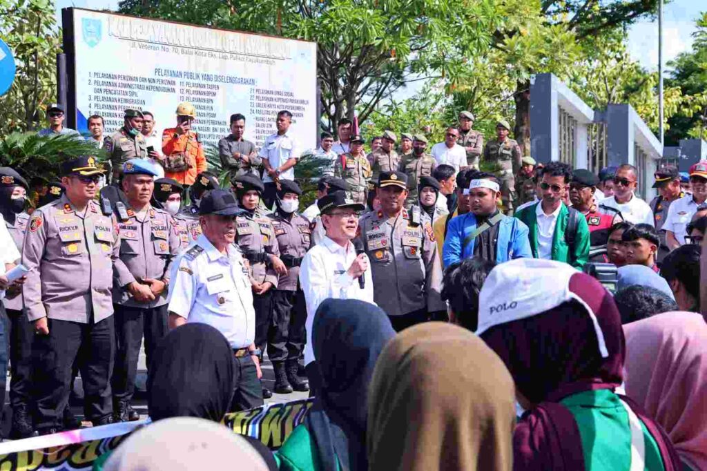 Wali Kota Payakumbuh Zulmaeta berorasi di hadapan mahasiswa saat aksi damai di depan Balai Kota