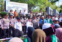 Wali Kota Payakumbuh Zulmaeta berorasi di hadapan mahasiswa saat aksi damai di depan Balai Kota