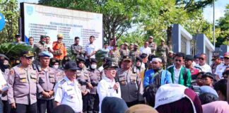 Wali Kota Payakumbuh Zulmaeta berorasi di hadapan mahasiswa saat aksi damai di depan Balai Kota