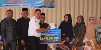 Wakil Wali Kota Payakumbuh serahkan bantuan sosial Rp416 juta kepada warga penerima manfaat di Aula Dinas Sosial, Rabu 4 Juni 2025