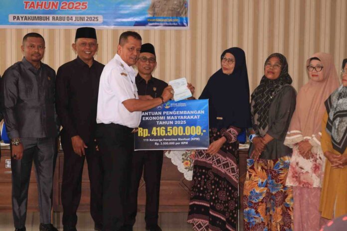 Wakil Wali Kota Payakumbuh serahkan bantuan sosial Rp416 juta kepada warga penerima manfaat di Aula Dinas Sosial, Rabu 4 Juni 2025