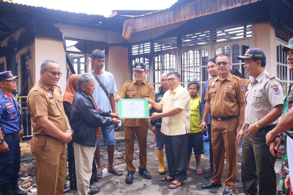 Wali Kota Payakumbuh menyerahkan bantuan kepada korban kebakaran bersama jajaran Pemko dan Baznas