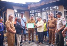 Wali Kota Payakumbuh menyerahkan bantuan kepada korban kebakaran bersama jajaran Pemko dan Baznas