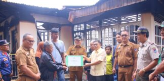 Wali Kota Payakumbuh menyerahkan bantuan kepada korban kebakaran bersama jajaran Pemko dan Baznas