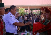 Wakil Wali Kota Payakumbuh Elzadaswarman menerima penyambutan adat dari siswa SMPN 2 Payakumbuh saat acara syukuran kelulusan.