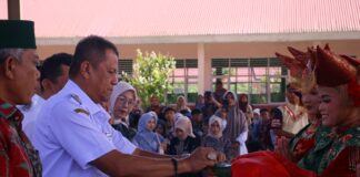 Wakil Wali Kota Payakumbuh Elzadaswarman menerima penyambutan adat dari siswa SMPN 2 Payakumbuh saat acara syukuran kelulusan.