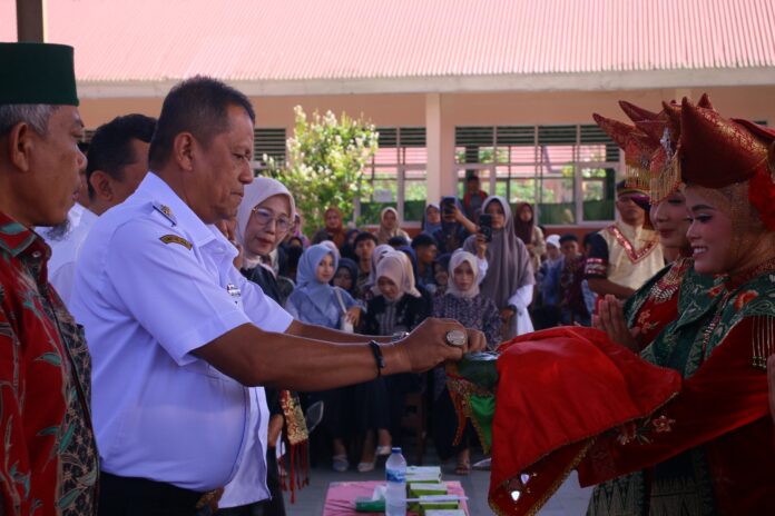 Wakil Wali Kota Payakumbuh Elzadaswarman menerima penyambutan adat dari siswa SMPN 2 Payakumbuh saat acara syukuran kelulusan.