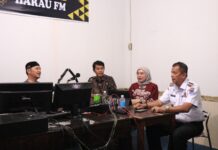 Wakil Wali Kota Payakumbuh Elzadaswarman saat talkshow di Radio Harau FM bersama UT Padang