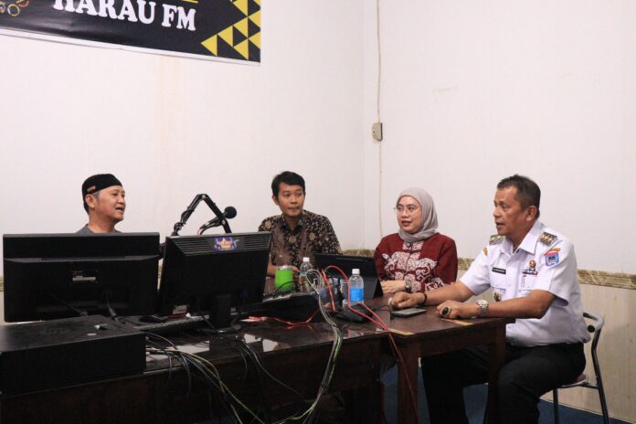 Wakil Wali Kota Payakumbuh Elzadaswarman saat talkshow di Radio Harau FM bersama UT Padang