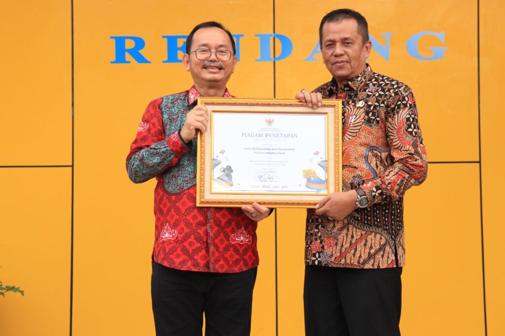 Penyerahan piagam penetapan Sentra IKM Randang Payakumbuh sebagai Kawasan Berbasis Kekayaan Intelektual oleh Kemenkumham RI.
