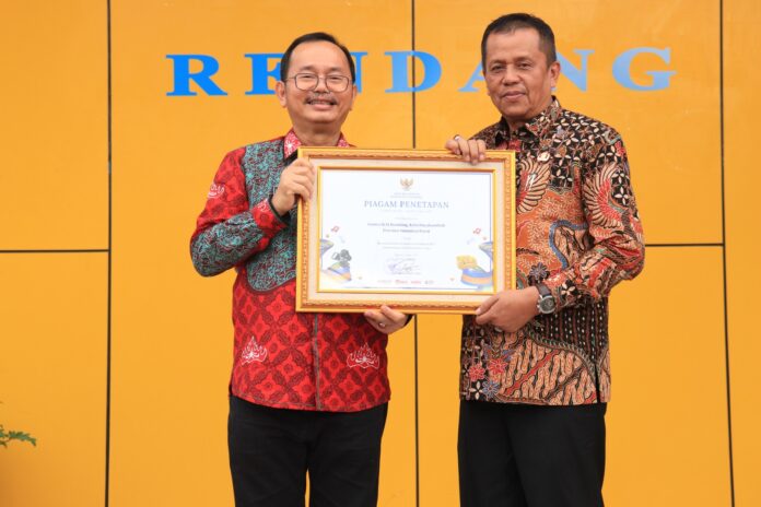 Penyerahan piagam penetapan Sentra IKM Randang Payakumbuh sebagai Kawasan Berbasis Kekayaan Intelektual oleh Kemenkumham RI.