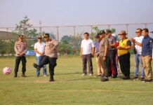 Kapolres Payakumbuh menendang bola dalam pembukaan turnamen sepak bola U-40 antarinstansi di Lapangan Kapten Tantawi.