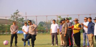 Kapolres Payakumbuh menendang bola dalam pembukaan turnamen sepak bola U-40 antarinstansi di Lapangan Kapten Tantawi.