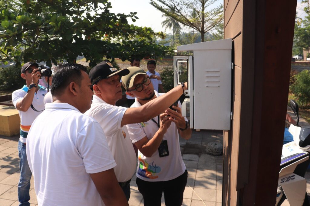 Wakil Wali Kota Payakumbuh Elzadaswarman meresmikan SPLU bersama tim PLN di Taman Batang Agam.