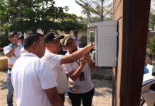 Wakil Wali Kota Payakumbuh Elzadaswarman meresmikan SPLU bersama tim PLN di Taman Batang Agam.