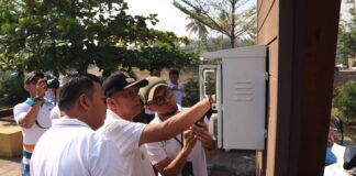 Wakil Wali Kota Payakumbuh Elzadaswarman meresmikan SPLU bersama tim PLN di Taman Batang Agam.