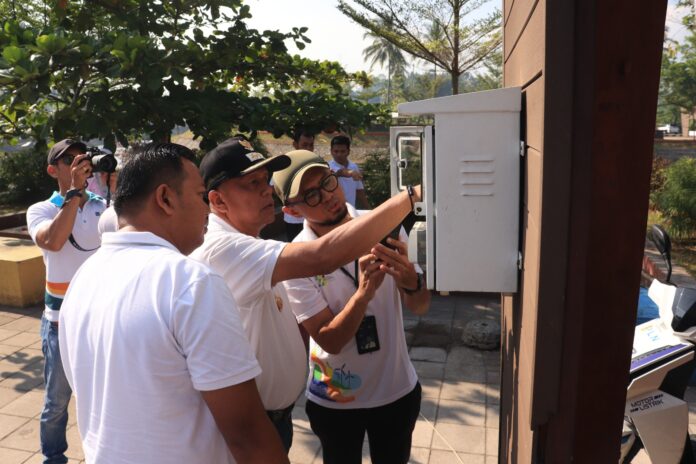 Elzadaswarman Resmikan SPLU, Dorong Energi Ramah Lingkungan di Kawasan Publik Payakumbuh Wakil Wali Kota Payakumbuh Elzadaswarman meresmikan SPLU bersama tim PLN di Taman Batang Agam.