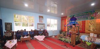 Wakil Wali Kota Payakumbuh memberikan sambutan dalam acara Khatam Al-Qur’an dan Wisuda Tahfidz di SDN 58 Payakumbuh, didampingi para pejabat dan guru.