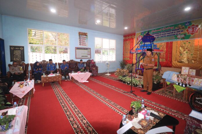 Wakil Wali Kota Payakumbuh memberikan sambutan dalam acara Khatam Al-Qur’an dan Wisuda Tahfidz di SDN 58 Payakumbuh, didampingi para pejabat dan guru.