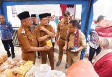 Wali Kota Payakumbuh Zulmaeta bersama rombongan meninjau stan UMKM Kelurahan Koto Tangah dalam rangka penilaian Lomba Kelurahan Berprestasi Sumbar 2025.