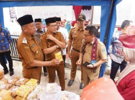 Wali Kota Payakumbuh Zulmaeta bersama rombongan meninjau stan UMKM Kelurahan Koto Tangah dalam rangka penilaian Lomba Kelurahan Berprestasi Sumbar 2025.