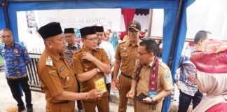 Wali Kota Payakumbuh Zulmaeta bersama rombongan meninjau stan UMKM Kelurahan Koto Tangah dalam rangka penilaian Lomba Kelurahan Berprestasi Sumbar 2025.