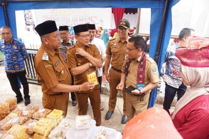 Wali Kota Payakumbuh Zulmaeta bersama rombongan meninjau stan UMKM Kelurahan Koto Tangah dalam rangka penilaian Lomba Kelurahan Berprestasi Sumbar 2025.