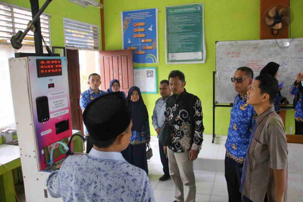 Tim verifikator Kemenkes meninjau fasilitas sanitasi inovatif di salah satu sekolah di Payakumbuh