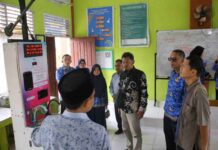 Tim verifikator Kemenkes meninjau fasilitas sanitasi inovatif di salah satu sekolah di Payakumbuh