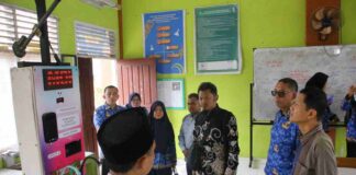 Tim verifikator Kemenkes meninjau fasilitas sanitasi inovatif di salah satu sekolah di Payakumbuh