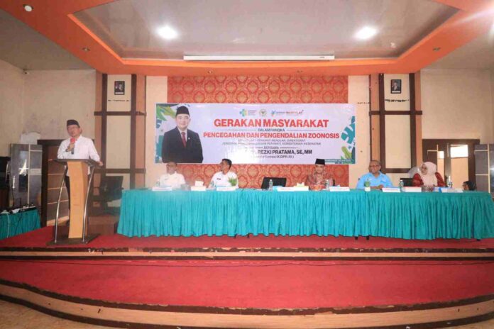 Wali Kota Payakumbuh Zulmaeta menyampaikan sambutan dalam kegiatan sosialisasi Gerakan Masyarakat Pencegahan dan Pengendalian Zoonosis di Aula BIB Provinsi Sumatera Barat.